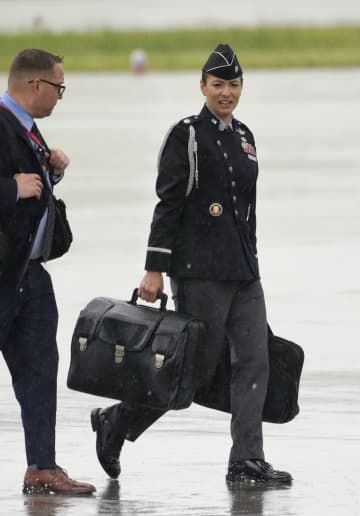 「核のボタン」とみられるかばんを運ぶ米軍関係者＝18日午後、山口県岩国市の米軍岩国基地