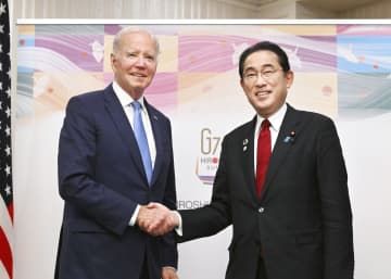 会談前に握手する岸田首相（右）とバイデン米大統領＝18日午後、広島市（代表撮影）