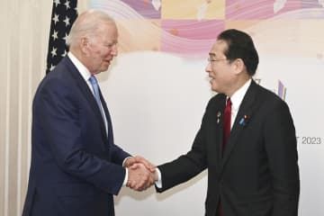 G7広島サミットの開幕前に来日したバイデン米大統領（左）と握手する岸田首相＝18日午後、広島市（代表撮影）