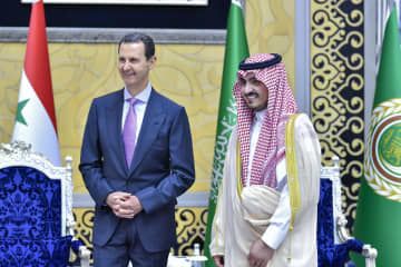 18日、サウジアラビア西部ジッダに到着したシリアのアサド大統領（左）（国営サウジ通信提供、AP＝共同）