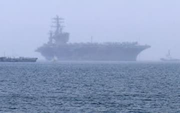 長崎県の佐世保港に寄港した米原子力空母ニミッツ＝19日午前