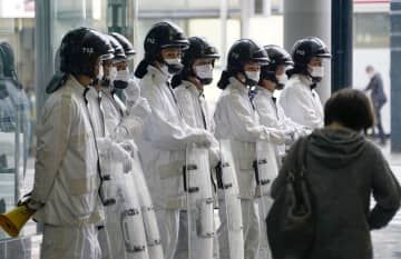 平和記念公園周辺で警戒する警察官＝19日午前、広島市