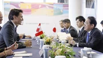カナダのトルドー首相（左端）と会談する岸田首相（右端）＝19日午前、広島市（代表撮影）