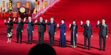「中国・中央アジアサミット」の歓迎式典で参加国の首脳らと記念写真に納まる中国の習近平国家主席（中央）＝18日、中国陝西省西安（共同）