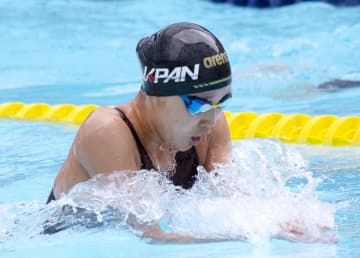 女子400メートル個人メドレーで優勝した成田実生の平泳ぎ＝バルセロナ（共同）