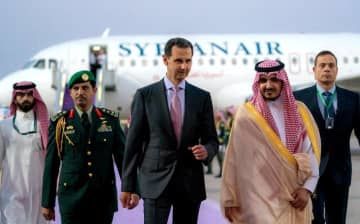アラブ連盟の首脳会議出席のため、サウジアラビア西部ジッダに到着したシリアのアサド大統領（中央）＝18日（ロイター＝共同）