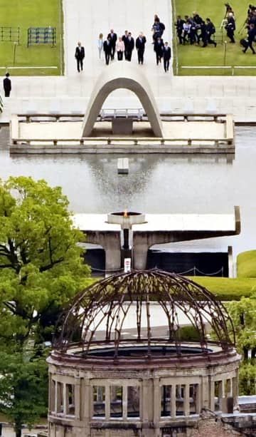 原爆慰霊碑に向かうG7の各国首脳たち（上）＝19日午後、広島市の平和記念公園（代表撮影ヘリから）