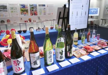 G7広島サミットの国際メディアセンターで展示、提供されている福島県など被災地の日本酒や銘菓＝20日午前、広島市