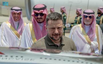 19日、サウジアラビア・ジッダに到着したウクライナのゼレンスキー大統領（ロイター＝共同）