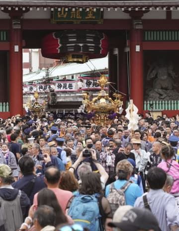 中日の連合渡御を迎え、多くの人たちでにぎわう浅草神社の三社祭＝20日午後、東京都台東区