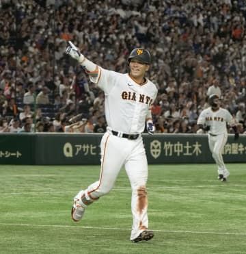 5回、満塁本塁打を放ち、ベンチに向かってポーズをとる巨人・大城卓＝東京ドーム