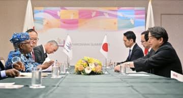 WTOのオコンジョイウェアラ事務局長（左端）と会談する林外相（右端）＝20日午前、広島市（代表撮影）