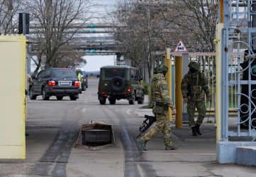 ウクライナ南部のザポロジエ原発の入り口で警戒するロシア兵＝3月29日（ロイター＝共同）