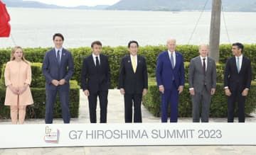 G7広島サミットの会場で記念写真に納まる（左から）イタリアのメローニ首相、カナダのトルドー首相、フランスのマクロン大統領、岸田首相、バイデン米大統領、ドイツのショルツ首相、英国のスナク首相＝20日午前、広島市（代表撮影）