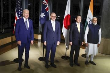クアッド首脳会合で記念写真に納まる（左から）バイデン米大統領、オーストラリアのアルバニージー首相、岸田首相、インドのモディ首相＝20日夜、広島市（ロイター＝共同）