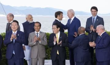 G7広島サミットの主会場で記念撮影を終えた（前列左から）韓国の尹錫悦大統領、インドネシアのジョコ大統領、岸田首相、AUの議長国コモロのアザリ大統領、ブラジルのルラ大統領、（後列左から）ドイツのショルツ首相、インドのモディ首相、フランスのマクロン大統領、バイデン米大統領、カナダのトルドー首相＝20日午後、広島市
