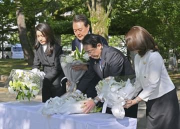 韓国人原爆犠牲者慰霊碑に献花する韓国の尹錫悦大統領夫妻（左）と岸田首相夫妻＝21日午前、広島市の平和記念公園（代表撮影）