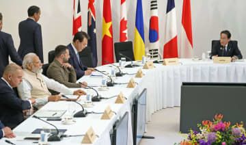 G7広島サミットの招待国首脳らを交えた会合に臨む岸田首相（右端）。左手前から3人目はウクライナのゼレンスキー大統領＝21日、広島市（代表撮影）