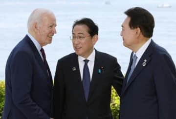 日米韓首脳会談を前に言葉を交わす、（左から）バイデン米大統領、岸田首相、韓国の尹錫悦大統領＝21日午後、広島市（代表撮影）