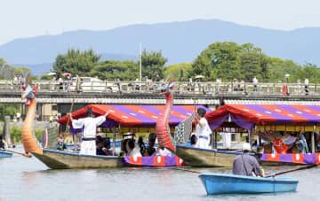京都・嵐山で行われた、平安貴族の船遊びを再現した「三船祭」＝21日午後