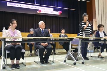「日本サハリン協会」の総会で発言する斎藤弘美会長（右から2人目）＝21日午後、札幌市