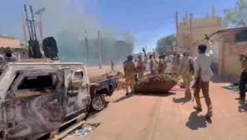 損傷した軍の司令部付近に立つ即応支援部隊（RSF）兵ら＝17日、スーダン首都ハルツーム（RSF提供・ロイター＝共同）