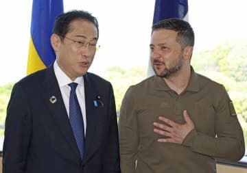 G7広島サミットで言葉を交わす岸田首相（左）とウクライナのゼレンスキー大統領＝21日午前、広島市（代表撮影）