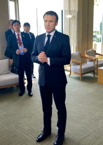 G7広島サミット主会場のホテルで記者団の取材に応じるフランスのマクロン大統領＝21日午前、広島市