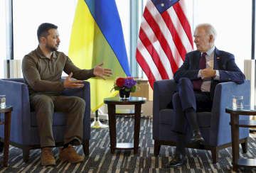 バイデン米大統領（右）と会談するウクライナのゼレンスキー大統領＝21日、広島市（ロイター＝共同）