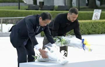 原爆慰霊碑に献花する岸田首相（左）とウクライナのゼレンスキー大統領＝21日午後、広島市の平和記念公園