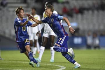 U―20W杯アルゼンチン大会、セネガル戦でゴールを決めて喜ぶ日本の松木玖生（右）＝21日、ラプラタ（AP＝共同）