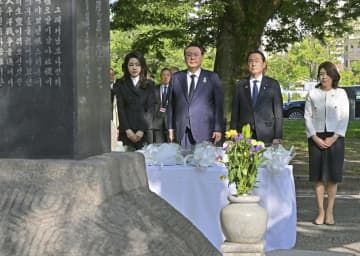韓国人原爆犠牲者慰霊碑に献花した、韓国の尹錫悦大統領夫妻（左）と岸田首相夫妻＝21日、広島市の平和記念公園