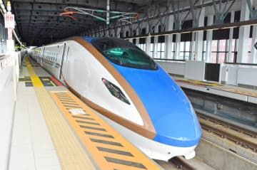 JR新高岡駅に到着した北陸新幹線＝2017年、富山県高岡市