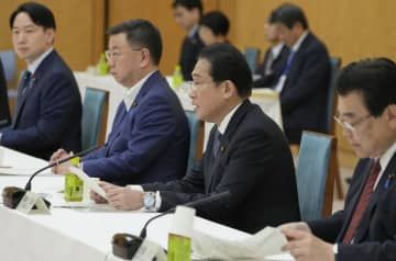 「こども未来戦略会議」であいさつする岸田首相（右から2人目）＝22日午後、首相官邸