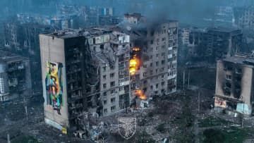ウクライナ東部ドネツク州バフムトの破壊された建物。ウクライナ軍が21日に画像を公表した（ロイター＝共同）
