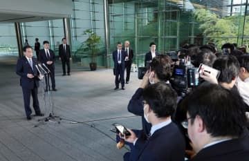 記者団の取材に応じる岸田首相（左）＝22日午後、首相官邸
