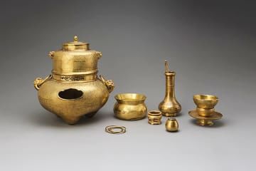 競売会に出品される「黄金の茶道具」