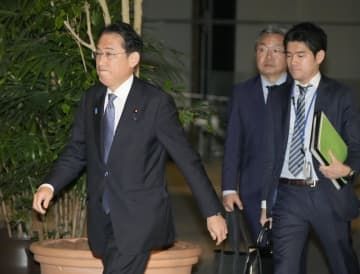 22日、「こども未来戦略会議」を終えて首相官邸を出る岸田首相（左）