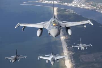 リトアニア上空を飛ぶ北大西洋条約機構（NATO）加盟国のF16戦闘機＝22日（AP＝共同）