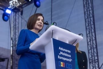 21日、モルドバの首都キシナウで行われた欧州連合（EU）加盟実現を目指す集会で演説するサンドゥ大統領（ゲッティ＝共同）