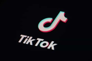 スマートフォンの画面上に表示されたTikTok（ティックトック）アプリのロゴ＝2月（AP＝共同）