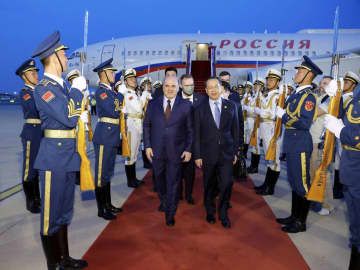 北京に到着したロシアのミシュスチン首相（中央左）＝23日（ロイター＝共同）