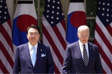 4月、ホワイトハウスで共同記者会見に臨むバイデン米大統領（右）と韓国の尹錫悦大統領（ゲッティ＝共同）