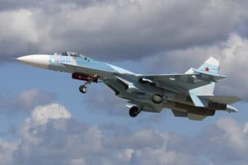 ロシアで開かれた国際軍事技術フォーラムでデモ飛行するロシア軍のスホイ27戦闘機＝2015年（AP＝共同）