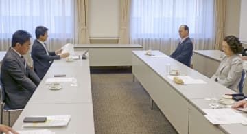 連合の芳野友子会長（右端）と会談する国民民主党の玉木代表（左端）＝24日午前、東京都内