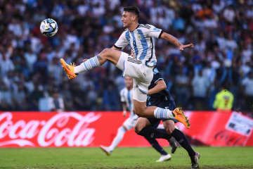 グアテマラ戦で先制ゴールを決めるアルゼンチンのベリス＝サンティアゴデルエステロ（FIFA提供・ゲッティ＝共同）
