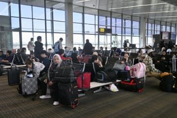 米首都ワシントン近郊の空港で搭乗を待つ人々＝16日（共同）