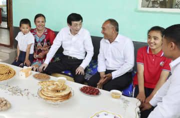 中国新疆ウイグル自治区カシュガルを視察し、ウイグル族の家庭を訪れた王滬寧氏（左から3人目）＝22日（新華社＝共同）
