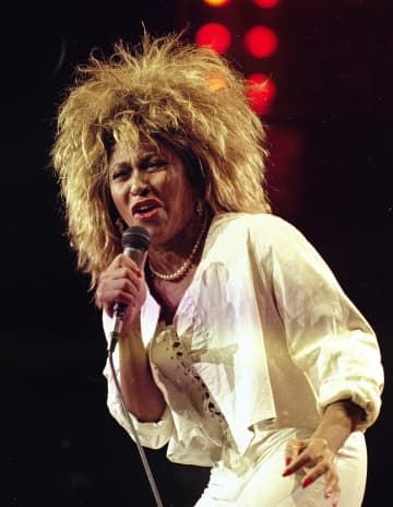 1985年8月、マジソン・スクエア・ガーデンでのライブで熱唱するティナ・ターナーさん＝ニューヨーク（AP＝共同）