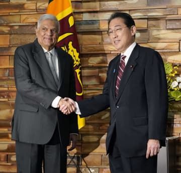 スリランカのウィクラマシンハ大統領（左）と握手する岸田首相＝25日午前、首相官邸